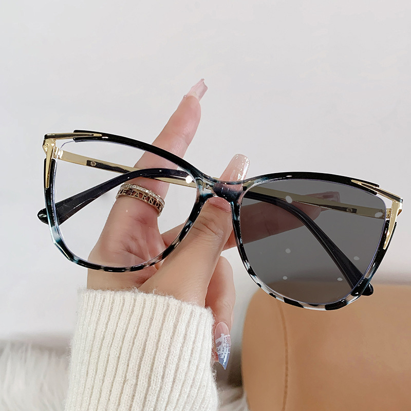 Women's Cat Eye Transition Glasses – Gold Frame